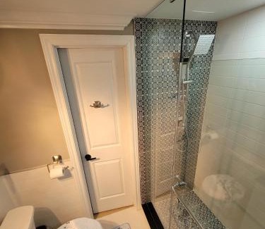 Brampton West House | Classic & Luxury Private Detached Entire Home with Free WI-FI & T.V