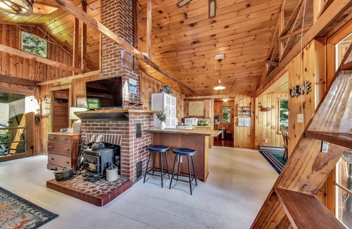 Rome House | Classic Maine 3-bedroom steps from Great Pond, newly decorated, work or play!