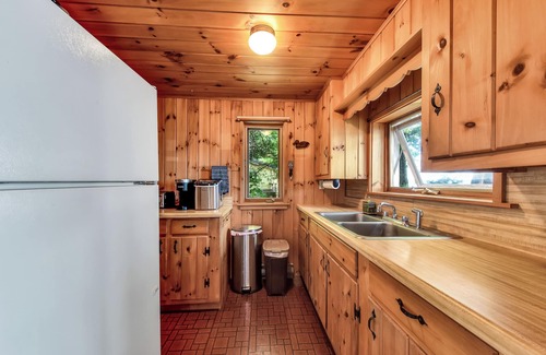 Rome House | Classic Maine 3-bedroom steps from Great Pond, newly decorated, work or play!