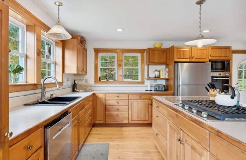 Medomak House | Classic Maine 5BR Oceanfront/Waterfront Harbor Home with Hot Tub, Kayaks & More