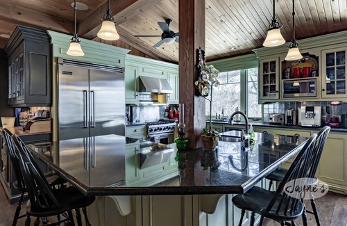 Muskoka Lakes Cottage | Classic Muskoka SE 231' Shore! 5 Bdrm+BH+Beach! New Sauna! Port Carling 5min.