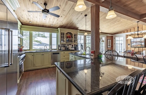 Muskoka Lakes Cottage | Classic Muskoka SE 231' Shore! 5 Bdrm+BH+Beach! New Sauna! Port Carling 5min.