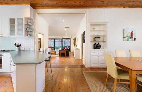 Albury House | Classic on George- clean, comfortable and pet friendly! - Classic heritage home with four bedrooms