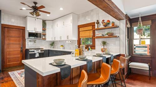 City Heights House | Classic San Diego Home w Outdoor Lounge Vintage Charm Casa Craftsman by Avantstay