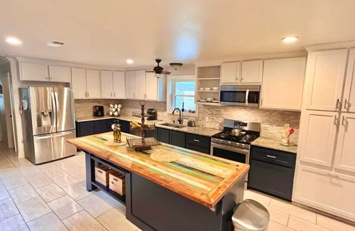 Denham Springs House | Classic southern home! Beautiful big kitchen, and centrally located home.