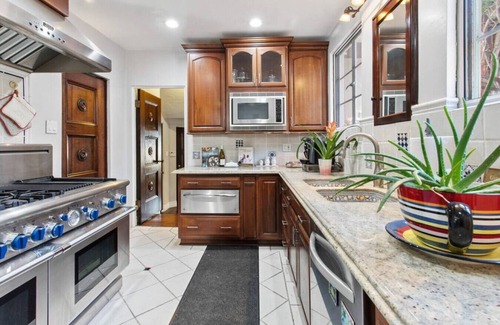 View Park-Windsor Hills House | Classic Spanish Art Deco House with Stunning Views