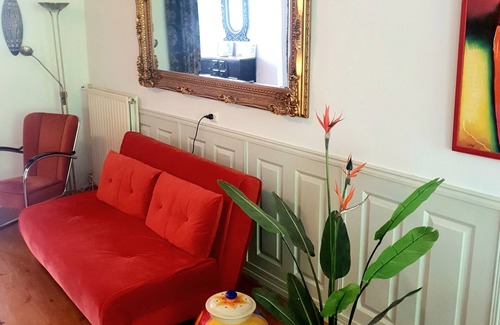 Delfshaven Apartment | Classic townhouse with nice canal views in centre