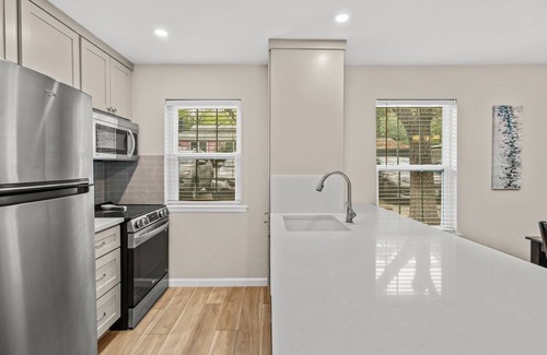 South Congress Condo | Classy 3BR/2BA with large pool in HEART of SOCO!