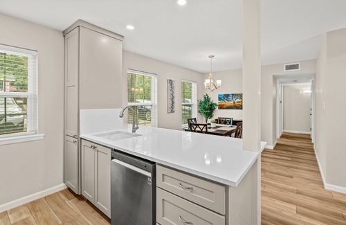 South Congress Condo | Classy 3BR/2BA with large pool in HEART of SOCO!