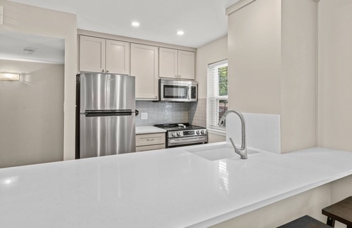 South Congress Condo | Classy 3BR/2BA with large pool in HEART of SOCO!