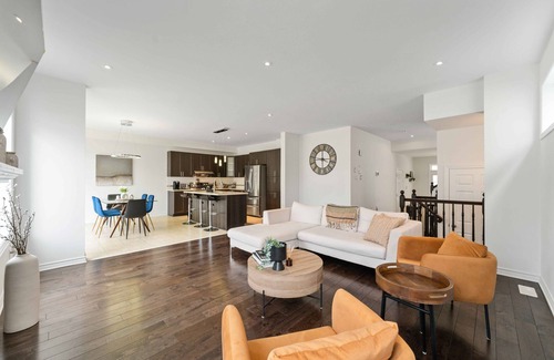 Ottawa Division House | Classy and Inviting 4BD | 15 MINS 2DT