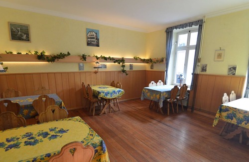 Uerzig House | Classy Holiday Home in Ürzig near Forest