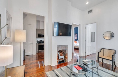 East Riverside Apartment | Classy Magazine St Apartment | Parking + Laundry