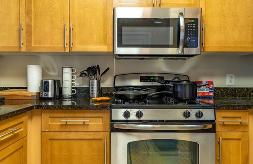 Aurora Highlands Condo | Classy| Mins to DC| Gym l Pool l |Work Space