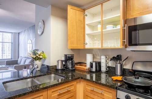 Aurora Highlands Condo | Classy| Mins to DC| Gym l Pool l |Work Space