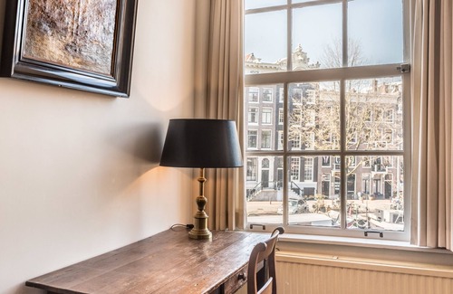 Binnenstad Apartment | Classy Room 17th Century Canal House