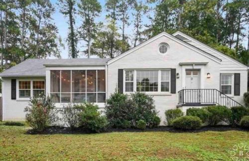 North Decatur House | Classy utopian escape near Emory