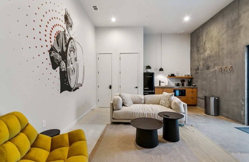 South 7th Ward Bed & Breakfast | Claudia Hotel - Unit 3 Sense of Calm and Relaxation, Walking Distance