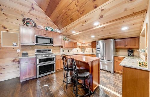 Sautee Nacoochee House | Clay Days – 2BR Mountain View Cabin with Pool & Hot Tub