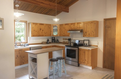 Tofino House | Clayoquot Retreat - Steps from South Chesterman Beach + hot tub. Dog friendly!