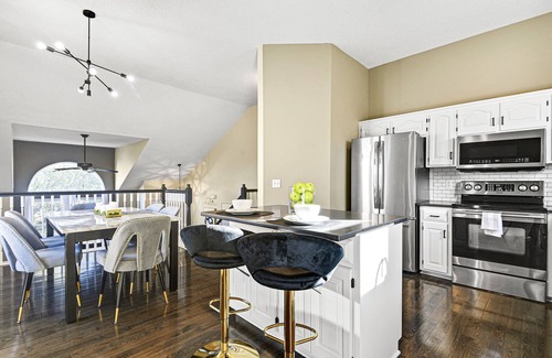 Overland Park House | Clean and Chic Home In Overland Park