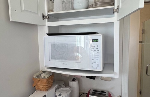 San Carlos Apartment | Clean and comfortable suite in mid SF peninsula! Private and well located.