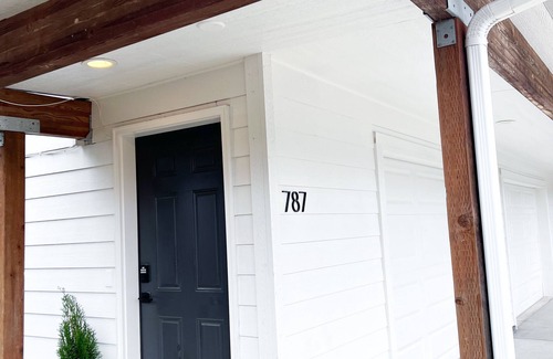 Eugene House | Clean and comfortable 2-bedroom house with AC, WiFi in central Eugene location.