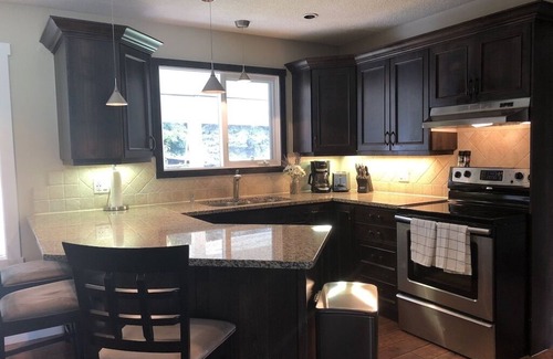 Central Okanagan House | Clean and Comfortable House with Swimming Pool on Golf Course