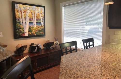 Central Okanagan House | Clean and Comfortable House with Swimming Pool on Golf Course