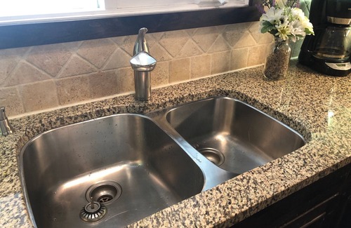 Central Okanagan House | Clean and Comfortable House with Swimming Pool on Golf Course