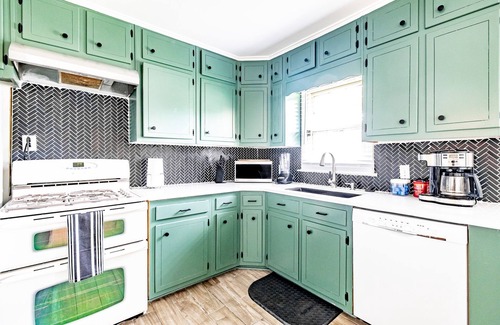 Berclair House | Clean and Comfy 3 Bedroom House (Sleeps 8)