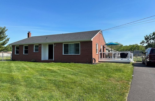 North East House | Clean and Cozy 2 BR home blocks away from downtown