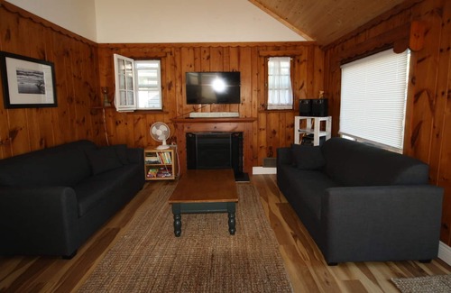Wainfleet Cottage | Clean and cozy cottage on beautiful lakefront in Morgan’s Point