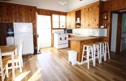 Wainfleet Cottage | Clean and cozy cottage on beautiful lakefront in Morgan’s Point