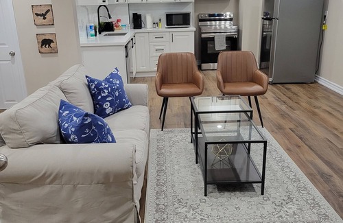 Whitby Apartment | Clean and Modern Guest Suite in Whitby