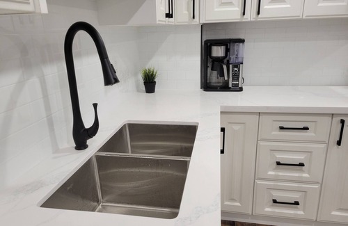 Whitby Apartment | Clean and Modern Guest Suite in Whitby