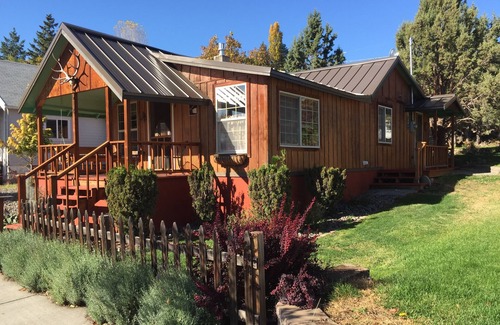 Maupin Cabin | Clean cabin downtown, fresh renovation of 1919 classic
