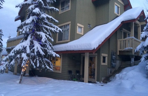 East Kootenay House | Clean, comfy, cozy. Ski in/ski out. Family friendly.