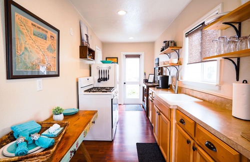 West Newport Cottage | Clean Cottage for 2, Great Location! Large Patio, AIR, WiFi, Grill- VALUE!