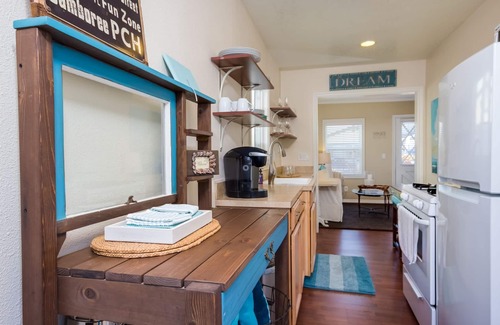 West Newport Cottage | Clean Cottage for 2, Great Location! Large Patio, AIR, WiFi, Grill- VALUE!