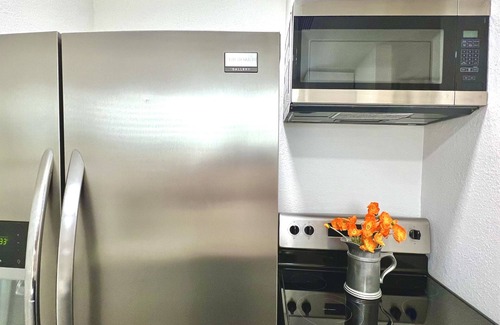 Greater East End House | Clean & Cozy Guest Suite Near U of H