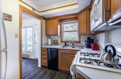 Dicken House | Clean, Fresh and Homey 2BR! Welcome!