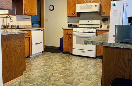 Rochester House | Clean, fun, comfy ranch home near parks, 2.5 mi to Mayo w Pingpong and Playroom