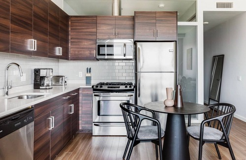 Civic Center Apartment | Clean Hayes Valley 1BR w/Gym, Rooftop, Pool & Sports