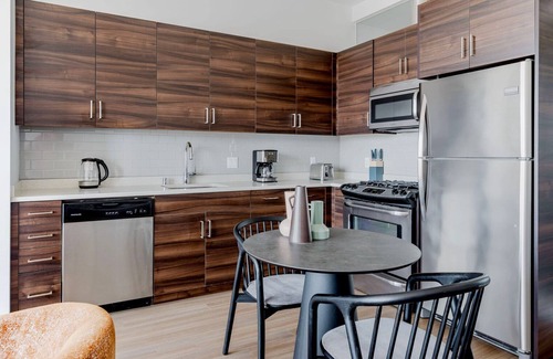 Civic Center Apartment | Clean Hayes Valley 1BR w/Gym, Rooftop, Pool & Sports
