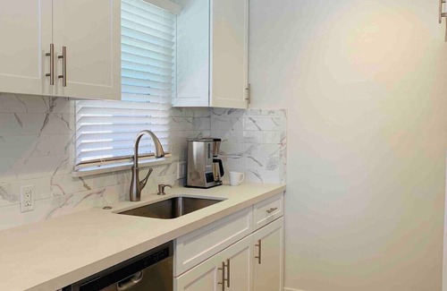 Corona del Mar Condo | Clean Home Close to Beach/Village