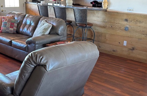 Young House | Clean home with a view, hunt Unit 23 in comfort!