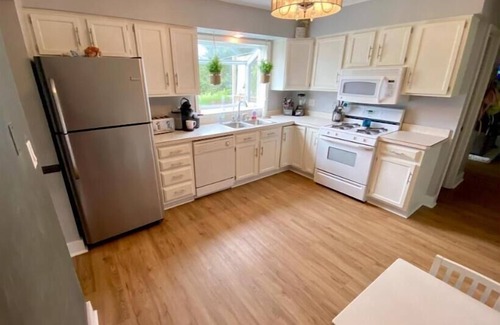 Granger House | Clean, Kid-Friendly, 12 Min. From Notre Dame