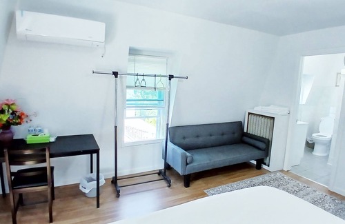 New London Bed & Breakfast | Clean master bedroom with queen & private bath, 2 blocks from Rt 95, Free Wi-Fi