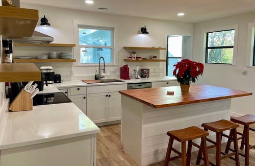 Taylor Cottage | Clean Modern Farmhouse in Taylor, just 5 minutes to the New Samsung Campus.